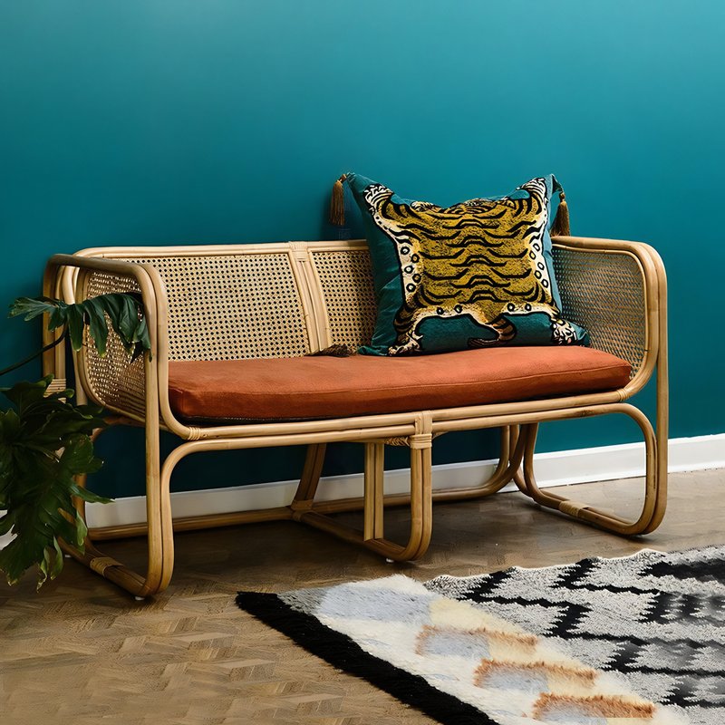 Banquette en rotin avec des coussins