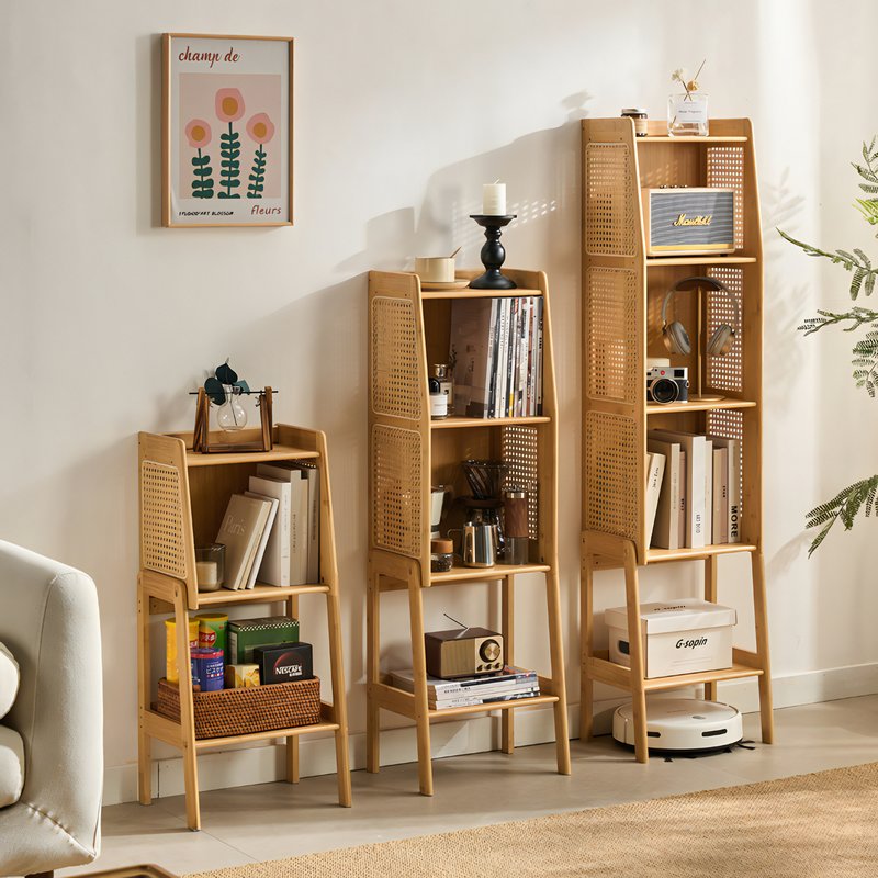 Bibliothèques en rotin avec des éléments rangés à l'intérieur