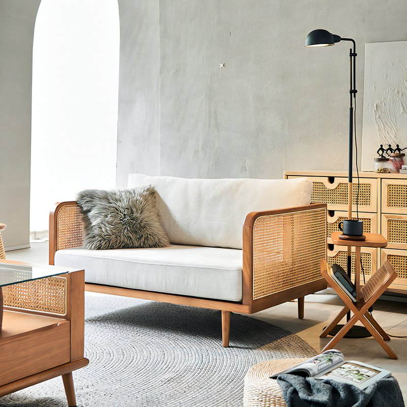 Canapé en rotin dans un salon avec un coussin par dessus