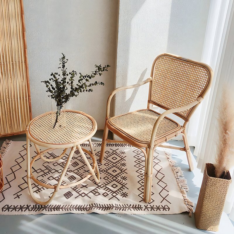 Chaise en rotin avec une table basse en rotin
