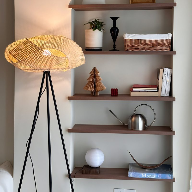 Les lampadaires en rotin à côté d'une étagère