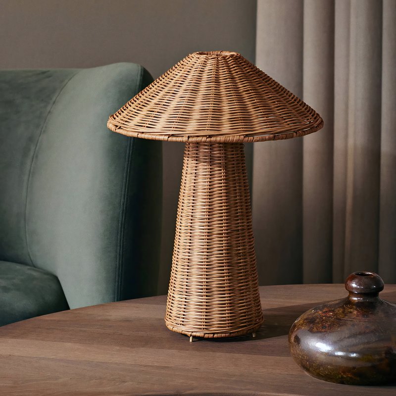 Lampe en rotin sur une table à côté d'un fauteuil