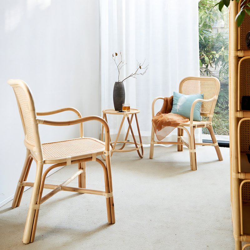 Meubles en rotin, avec des chaises, étagères et table en rotin