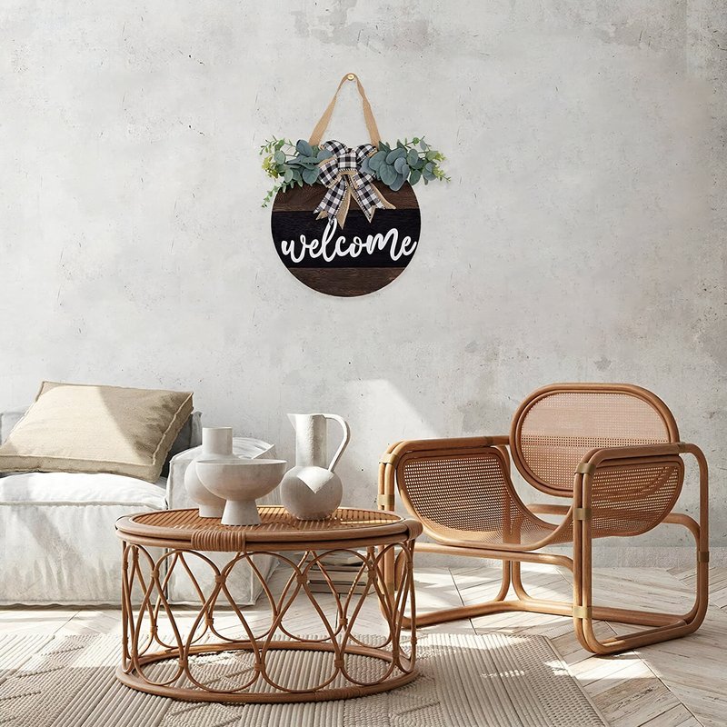 Table basse en rotin avec une chaise en rotin dans un salon bohème