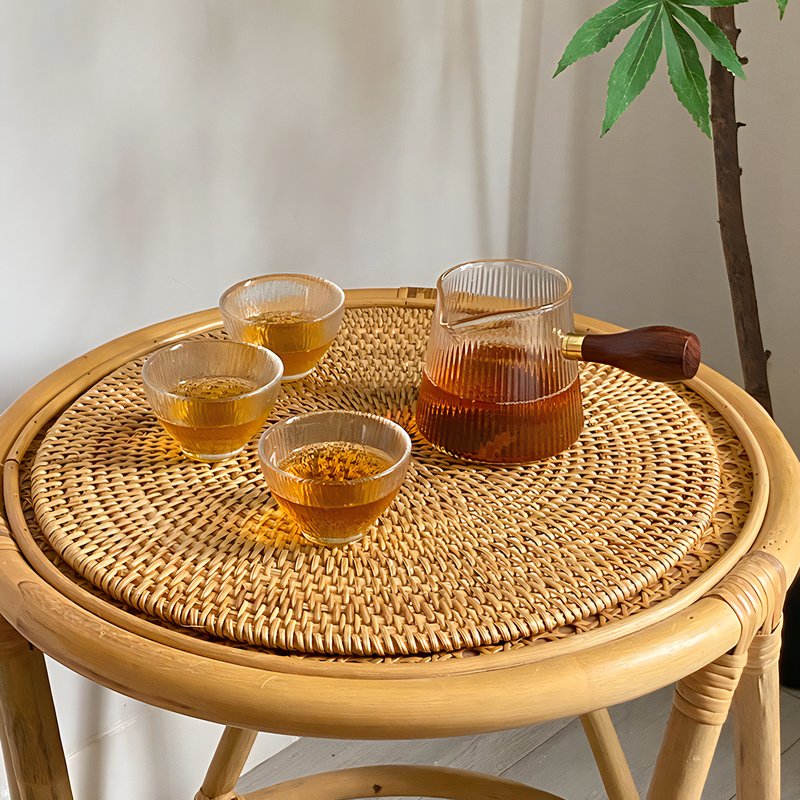 Table en rotin avec des verre de thé