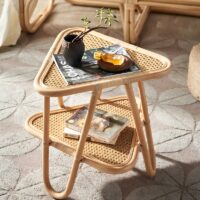 Table basse en rotin triangulaire double étage