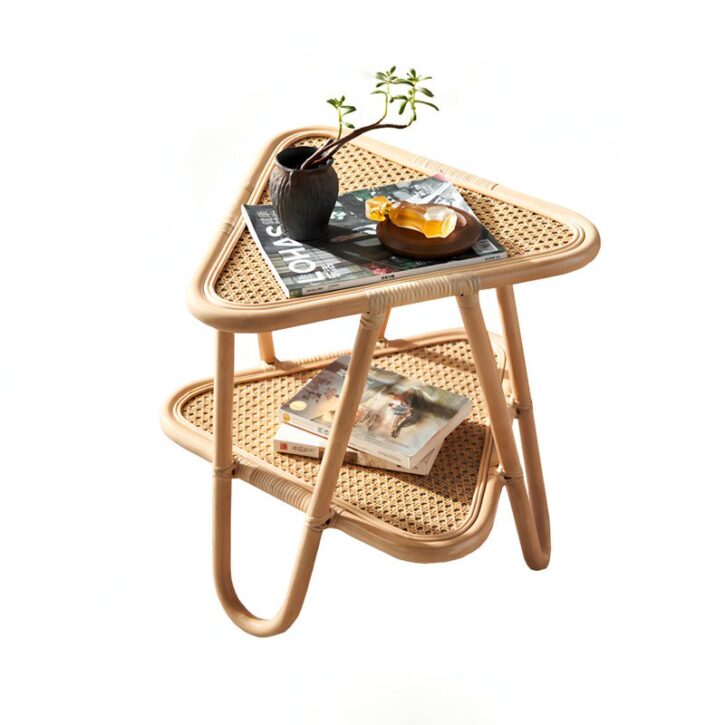 Table basse en rotin triangulaire double étage