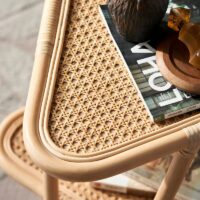 Table basse en rotin triangulaire double étage