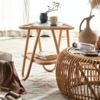 Table basse en rotin triangulaire double étage