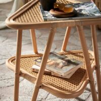 Table basse en rotin triangulaire double étage