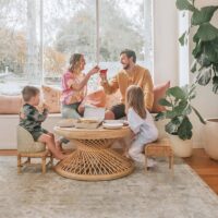 Table en rotin d'appoint ronde avec grand plateau