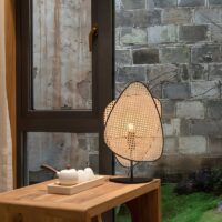 Lampe rotin et bambou de table design abstrait et moderne GANDI