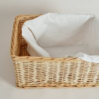 Panier en rotin de rangement et de décoration avec tissu blanc ZEUS