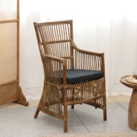 Fauteuil en rotin artisanal avec dossier vertical et ajouré PIERASKA