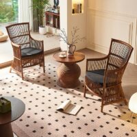 Fauteuil en rotin artisanal avec dossier vertical et ajouré PIERASKA