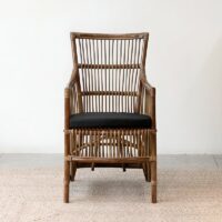 Fauteuil en rotin artisanal avec dossier vertical et ajouré PIERASKA