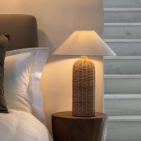Lampe en rotin et osier long avec abat jour en tissu beige WACI
