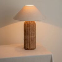 Lampe en rotin et osier long avec abat jour en tissu beige WACI