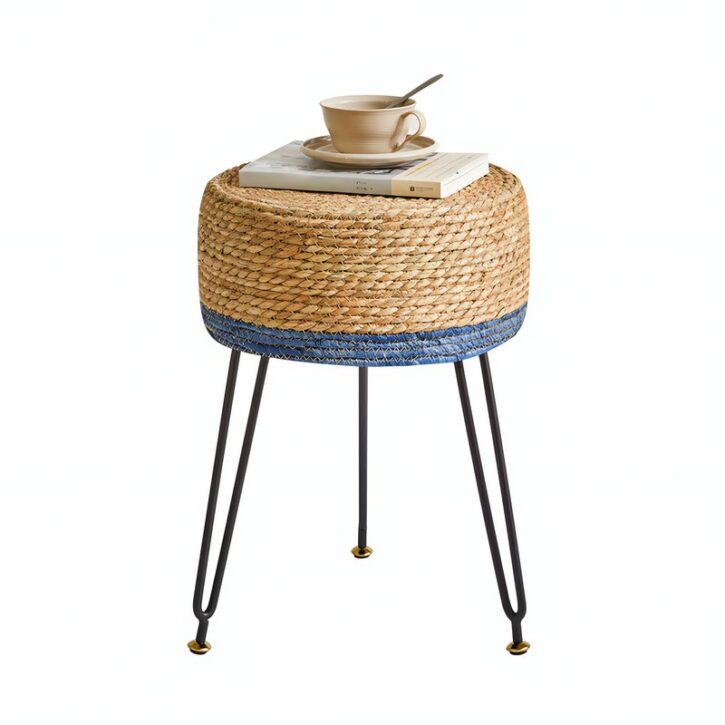 Tabouret en rotin foncé et bleu naturel et bohème avec structure en fer noire ALIA