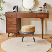 Tabouret en rotin foncé et bleu naturel et bohème avec structure en fer noire ALIA