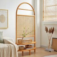 Décoration en rotin et bois orangé paravent avec étagère BOHMIOA