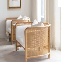 Fauteuil en rotin et bois avec coussins forme arrondie confortable ACHIL