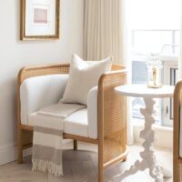 Fauteuil en rotin et bois avec coussins forme arrondie confortable ACHIL